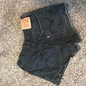 BLACK LEVI SHORTS
